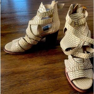 NWOT Freebird claw sandal in white snake size 11